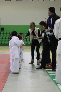 AUTORIDADES Y PADRES ENTREGAN MEDALLAS