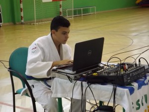 17.  HASTA EL TECNICO PRACTICA JUDO